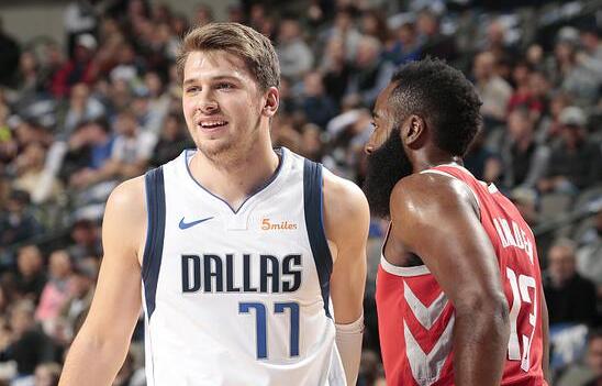 是一直暗中 是一直暗中